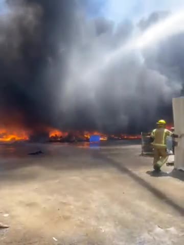 Tel Aviv'deki askeri üste büyük yangın; 28 itfaiye aracı müdahale ediyor