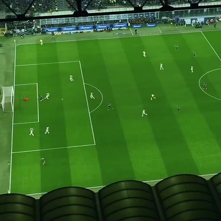 Farklı açılardan Hakan Çalhanoğlu'nun sanatsal pası 👇🏼