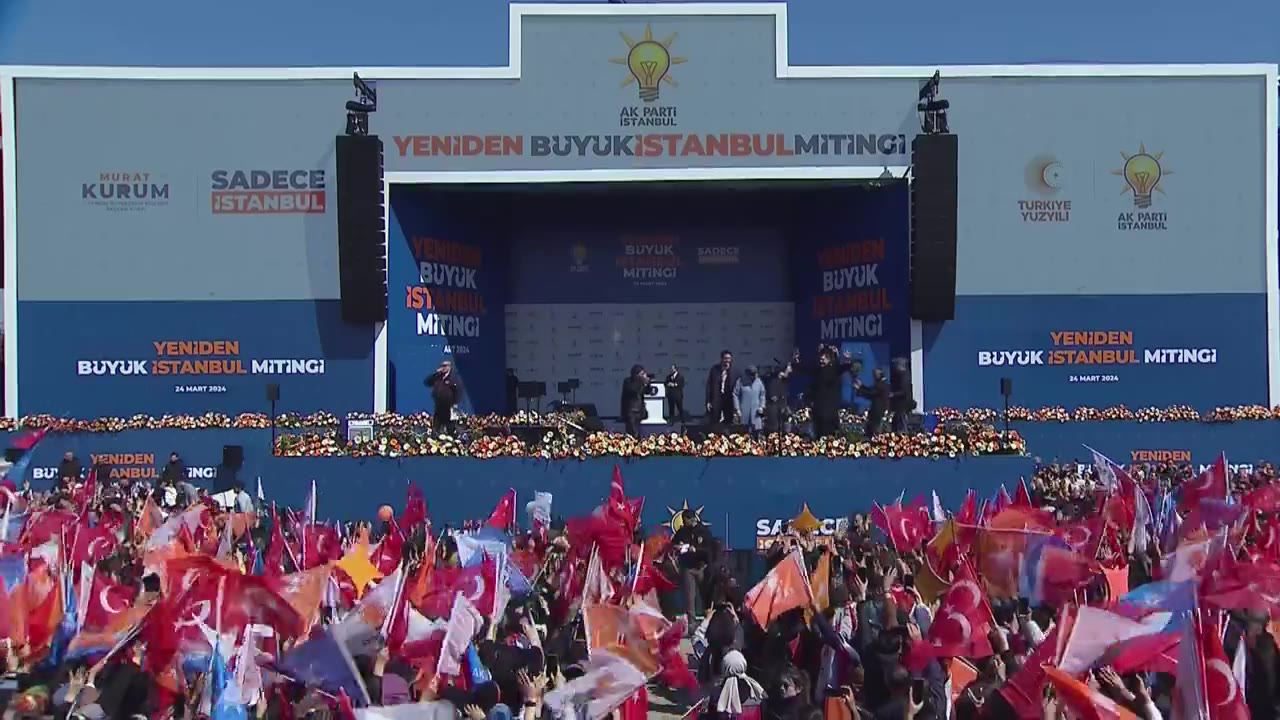 Murat Kurum, ailesiyle 'Yeniden Büyük İstanbul Mitingi'nde bulundu