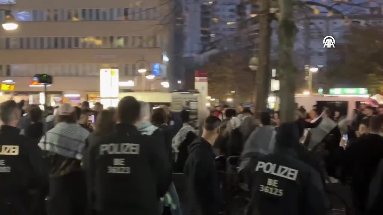 Berlin'de Filistin ve Lübnan destek gösterisinde gözaltılar oldu