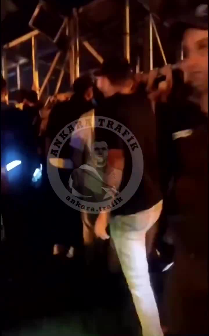 Fırtına nedeniyle reklam tabelası devrildi: 1 ölü, 1 yaralı