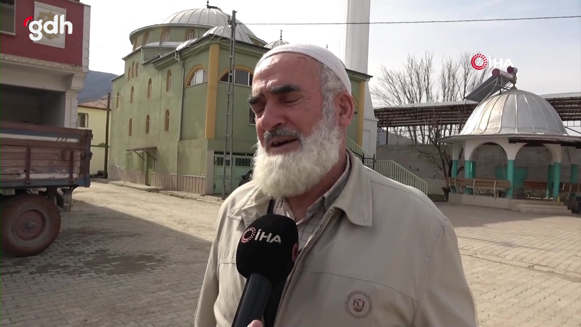 70 Yaşındaki Yücel Dede, Leyleklere Camide Yuva Yaptı