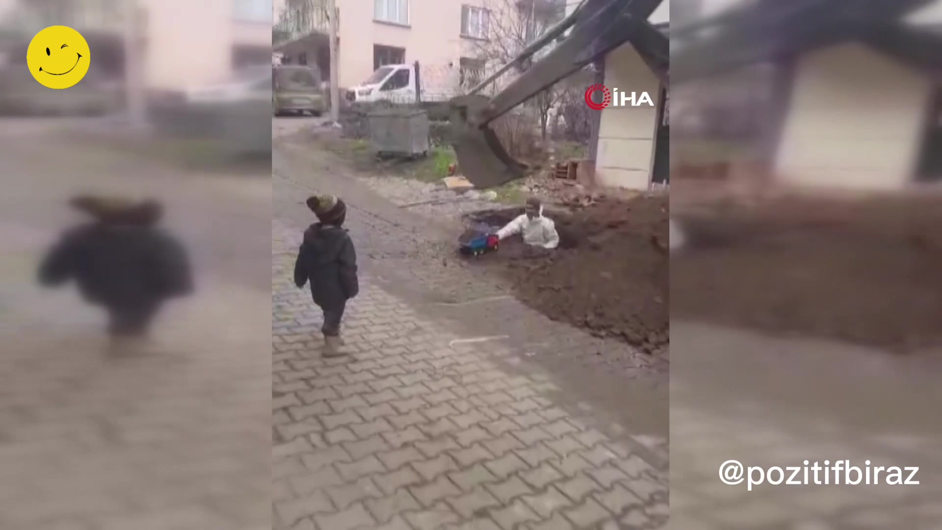 Bilecik'te çocuk kamyonuna kum doldurtup gülümsedi