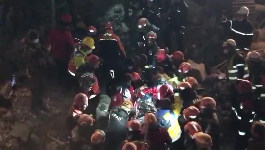 258. saatte Kahramanmaraş'taki enkazdan kadın kurtarıldı