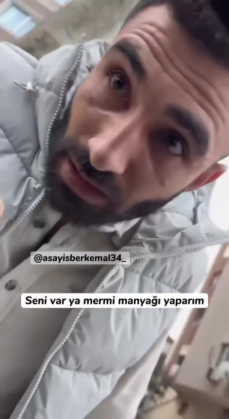 Yaya geçidinde yol veren sürücüye tehdit!