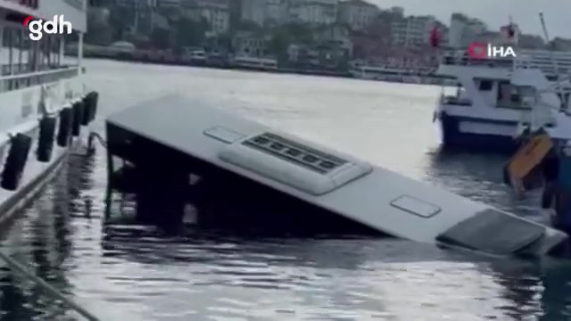 İstanbul Eminönü'nde İETT otobüsü denize düştü!