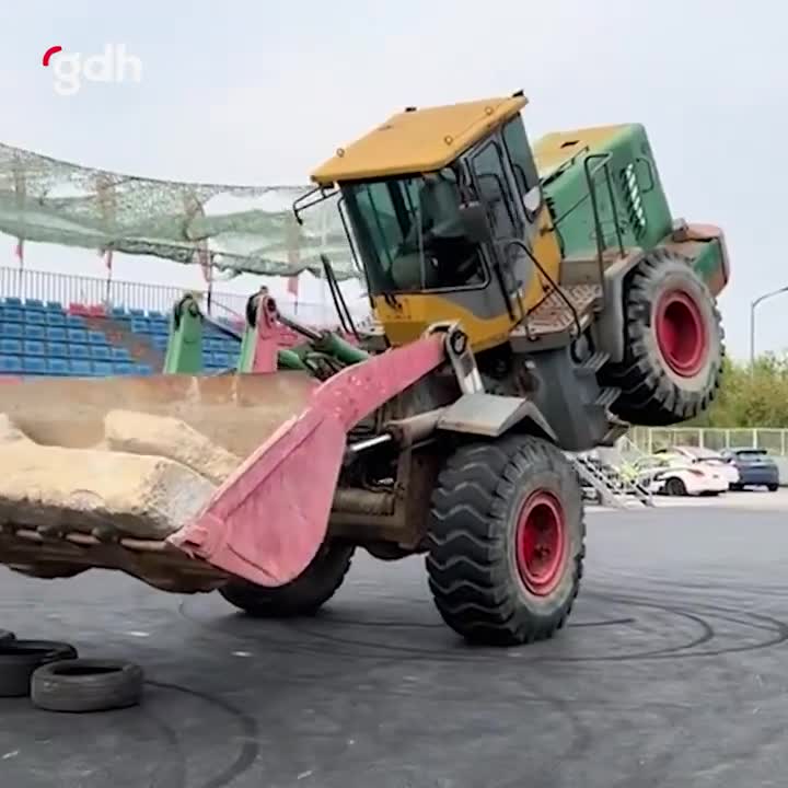 Çinli kepçe operatöründen şov: Akrobatik hareketler!