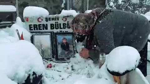 Eren Bülbül'ün annesinin mezarındaki zor anları