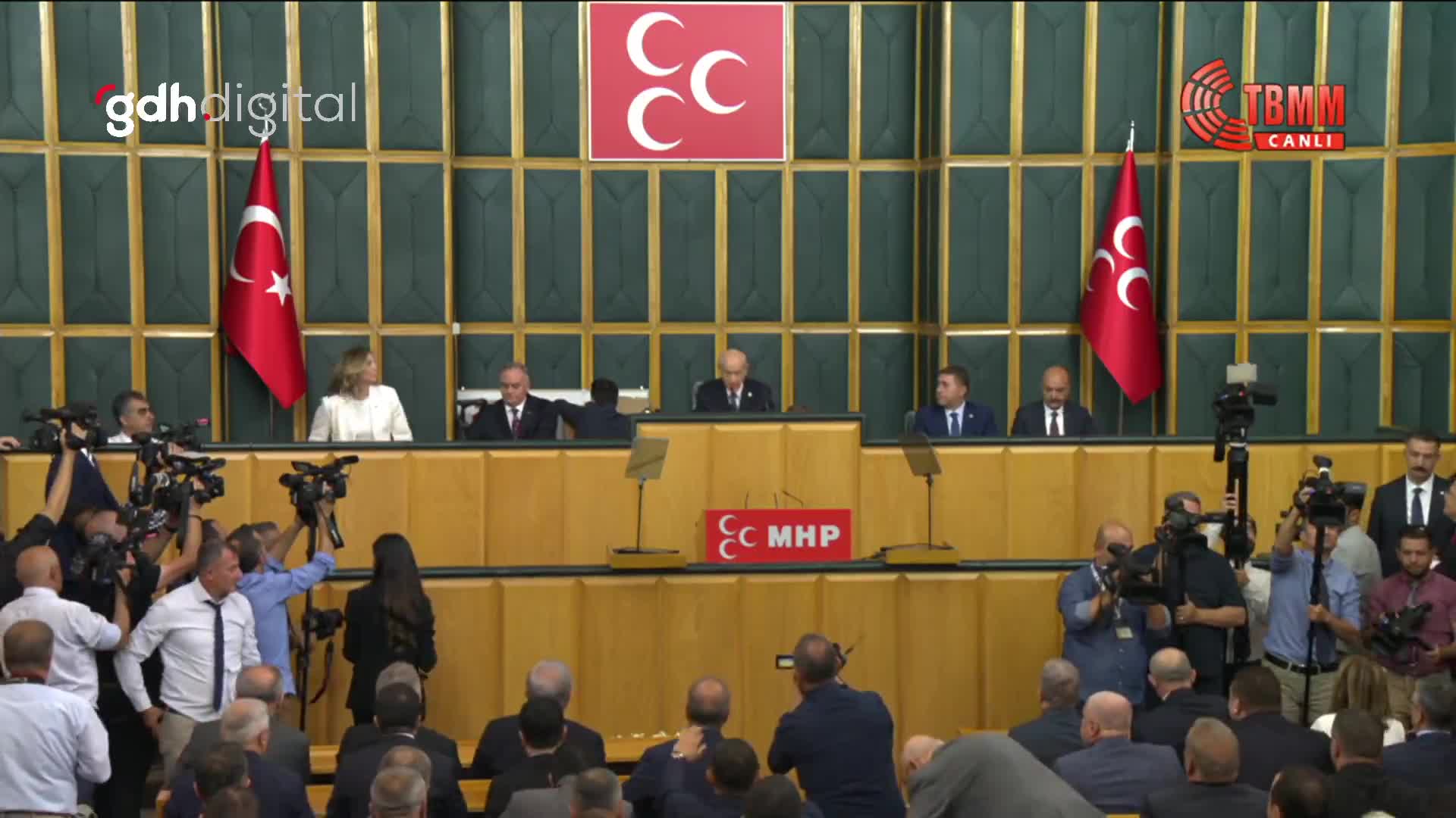 Bahçeli'nin grup toplantısında oturarak konuşması dikkat çekti