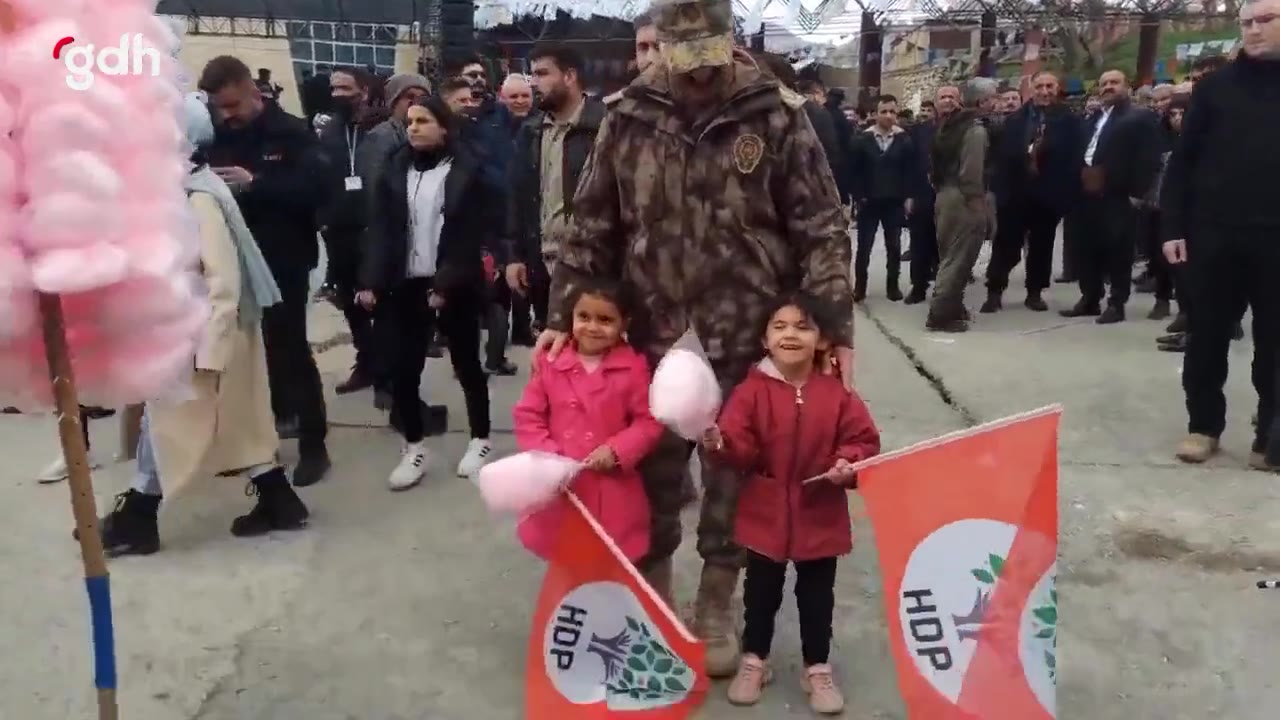 HDP'nin Hakkari Nevruz etkinliğinde emniyet müdürü pamuk şeker dağıttı