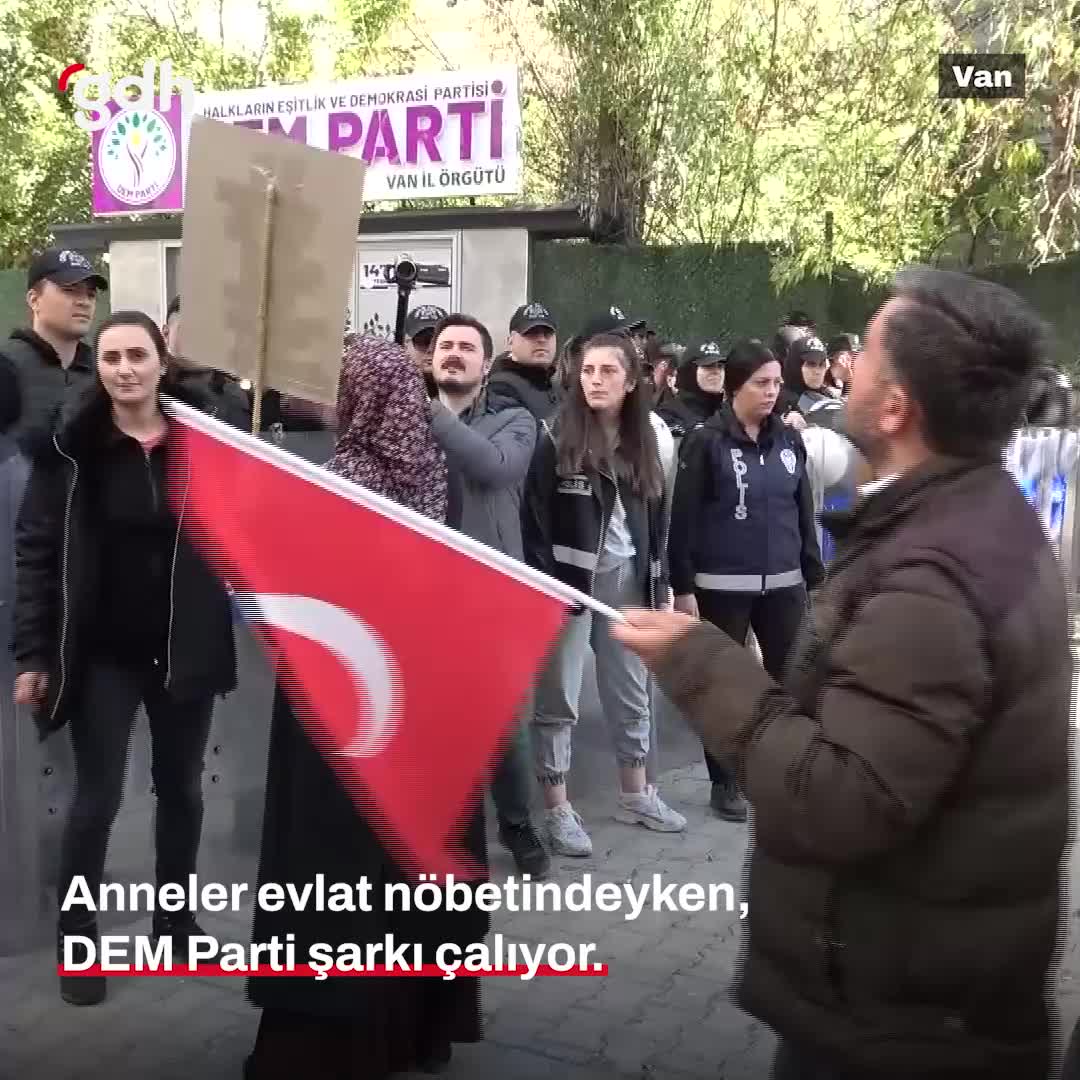 Van'da aileler evlat nöbeti tutarken, DEM Parti şarkılarla engel oldu