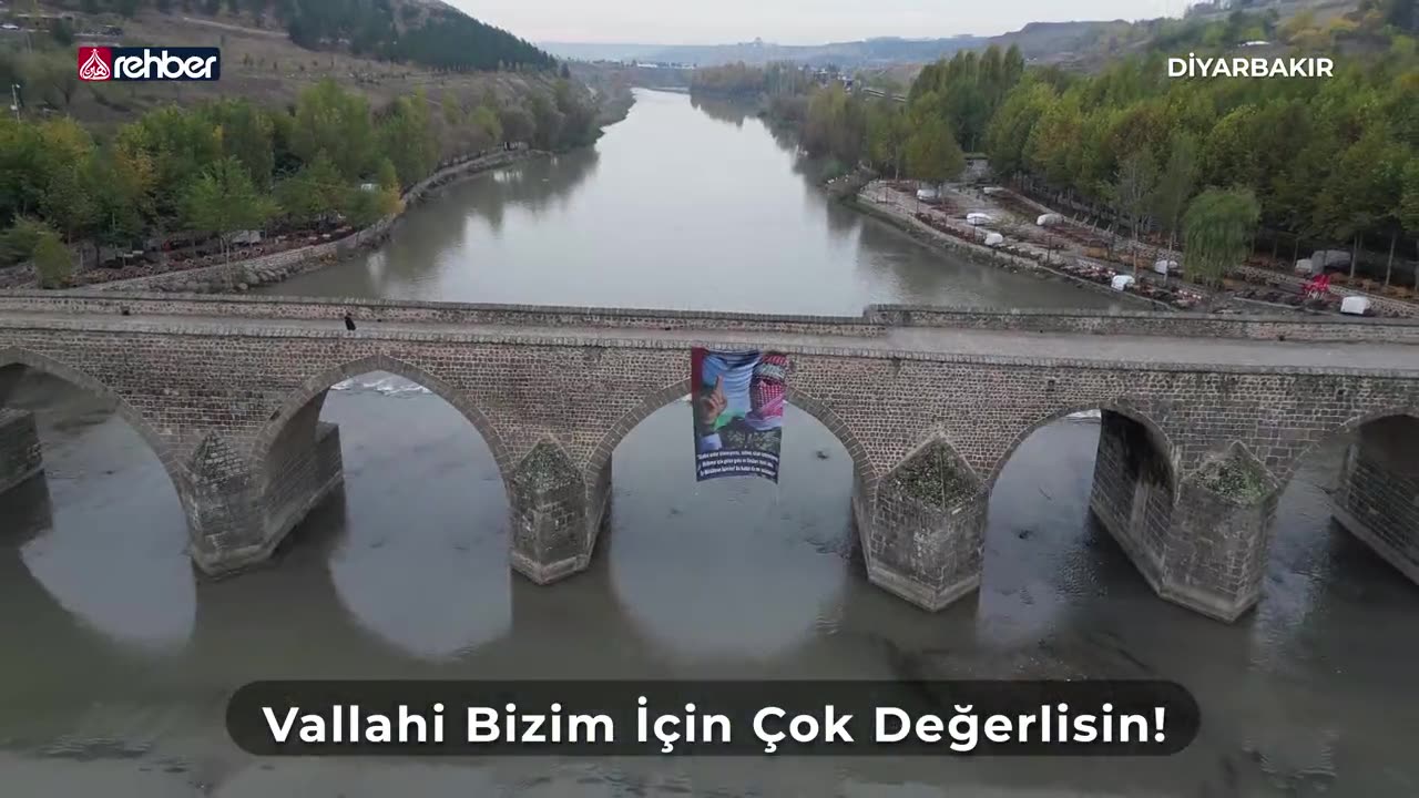Ongözlü Köprü'ye Ebu Ubeyde'nin dev posteri asıldı