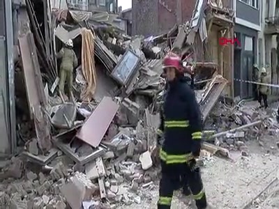Fatih'te metruk bina çöktü, birçok ekip sevk edildi