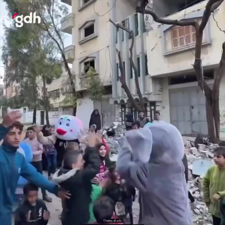 Gazzeliler, acılara rağmen çocuklarına bayram coşkusu sunuyor