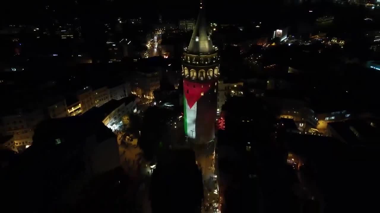 Filistin Soykırımı için Galata Kulesi'ne Bayrak Yansıtıldı