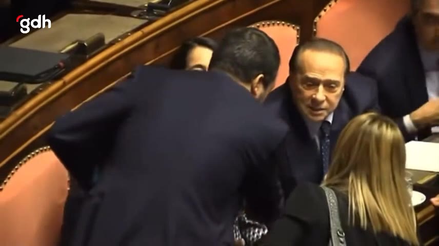 Meloni'yi karşılayan milletvekillerinin öpüşme anı