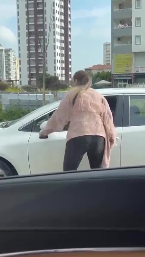 Adana’da kadın sürücü, çocuklarıyla diğerini darp etti