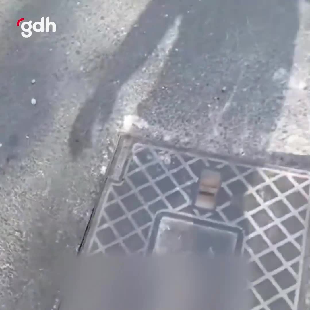 Gebze'de bakımsız demir kapak araca zarar verdi