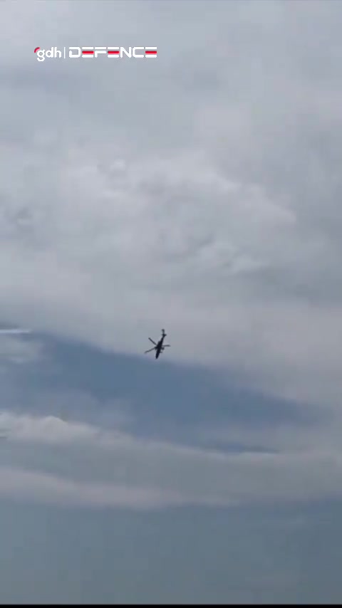 Nijeryalı T-129 ATAK pilotu helikopterde hüner gösteriyor