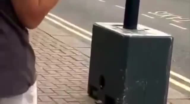İngiltere'de polis ile göçmen karşıtı eylemciler çatışıyor