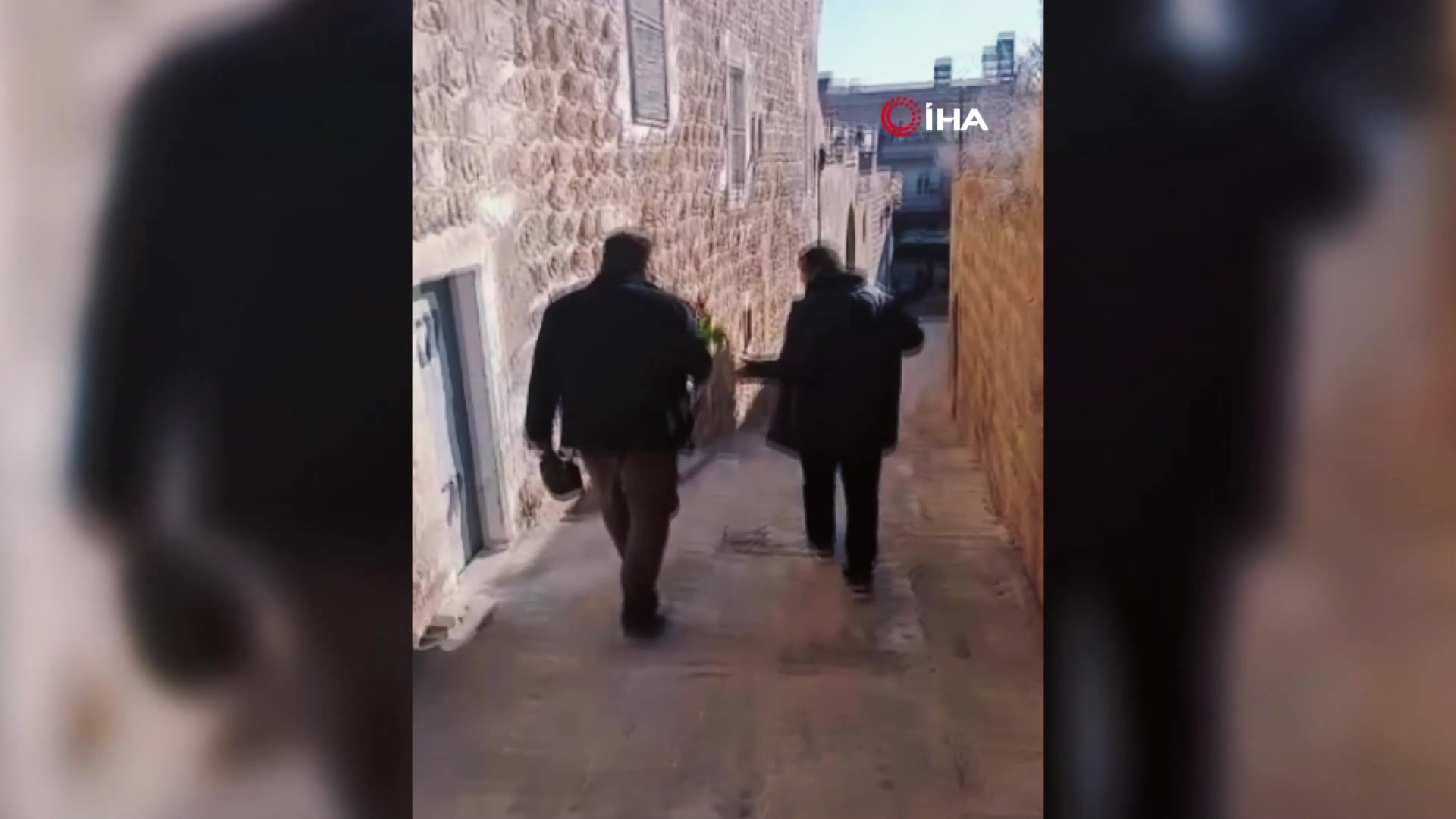 Mardin'de gençler, Kur'an yakma girişimine karşı gül dağıttı