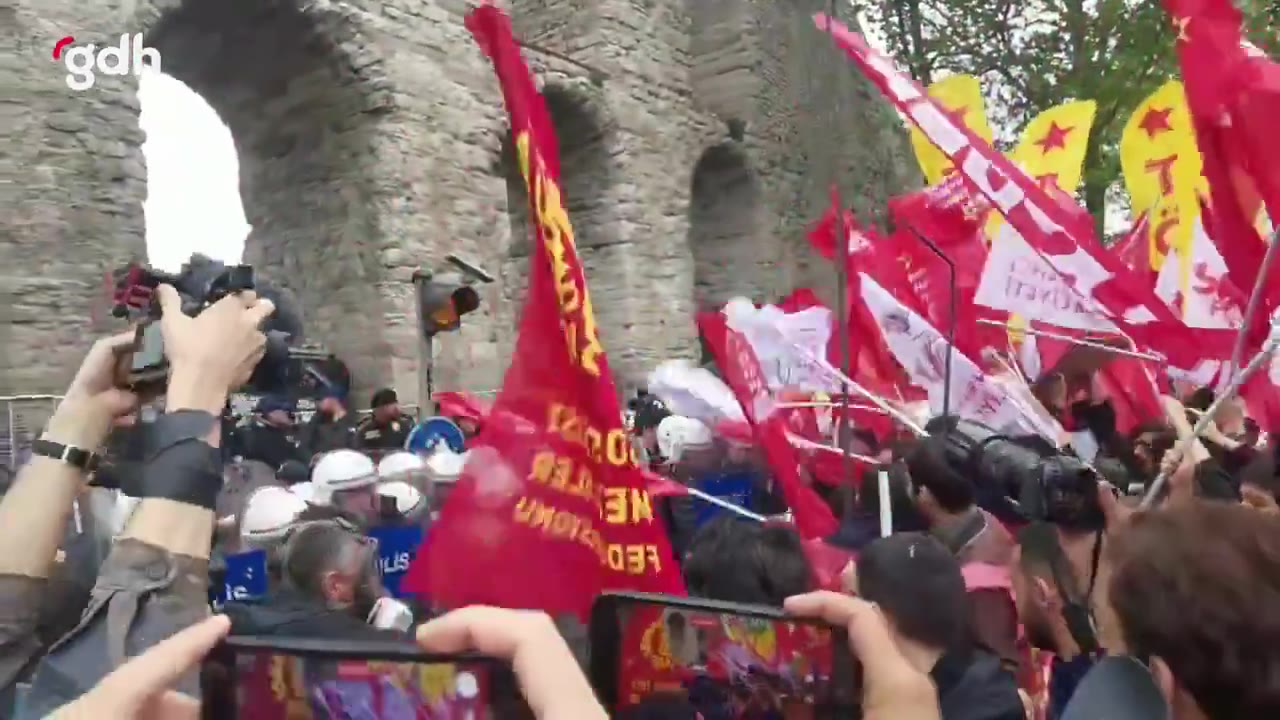 Saraçhane'deki gruplar, polise bayraklarla saldırdı