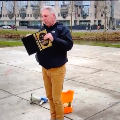 PEGIDA lideri Wagensveld, Utrecht'te Kuran'ı yırttı