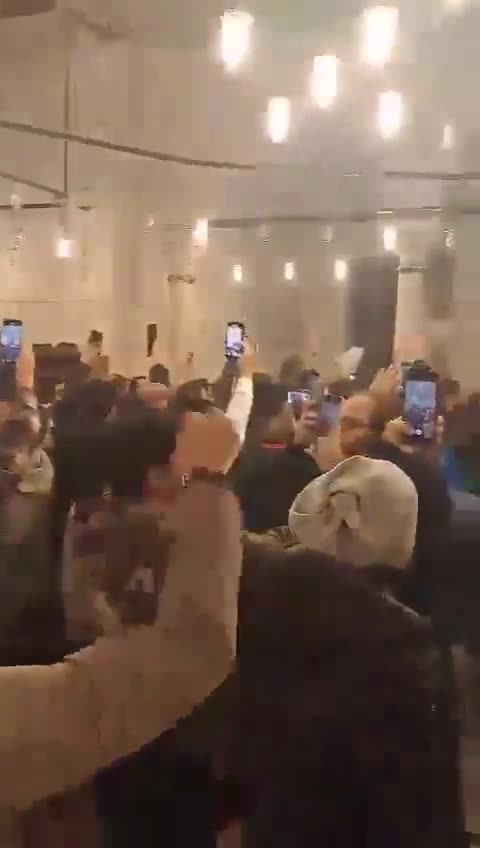 Fatih Camii'nde Türkler ve Suriyeliler sabah namazında bir arada