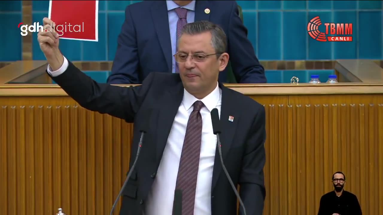 Özgür Özel'in "Vergide adalet" sloganı için vekilleri atmadı