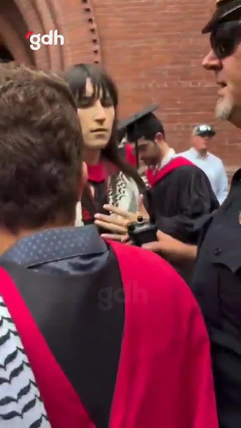 Harvard mezuniyetinde Filistin kefiyesi takan öğrenci uzaklaştırıldı