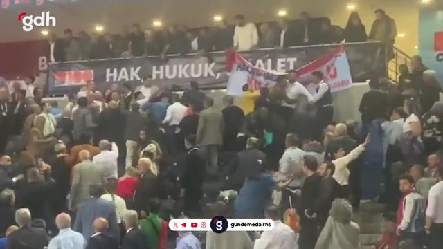 CHP Kurultayı'nda "Genel Merkezciler" ve "Değişimciler" kavga etti