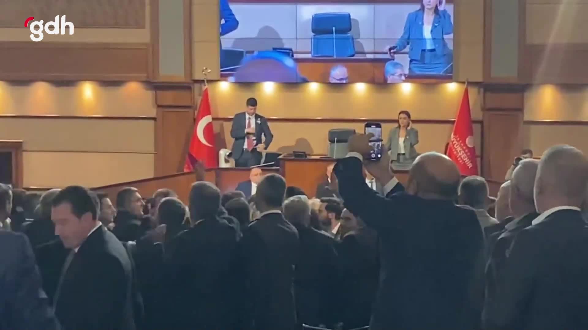 İBB Meclisi oturumunda AK Parti ve CHP'li üyelere kavga çıktı