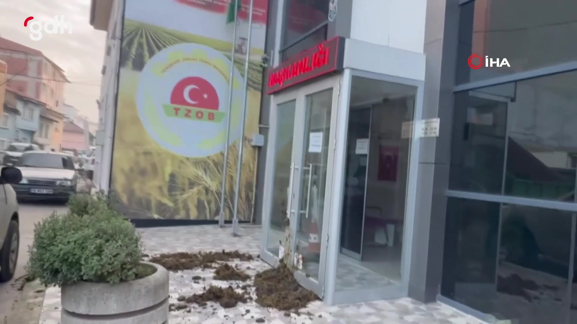Bursa'da çiftçiler, Sadi Aktaş'a gübreli protesto düzenledi