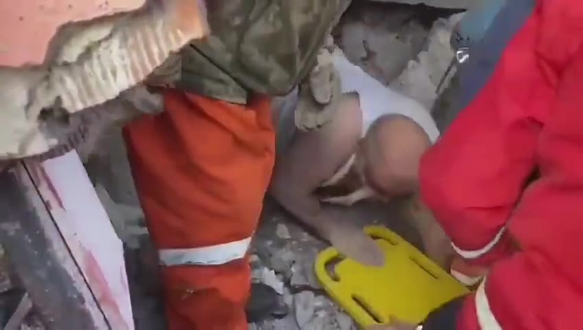 Adıyaman'da enkazdan sigara ile kurtarılan vatandaş
