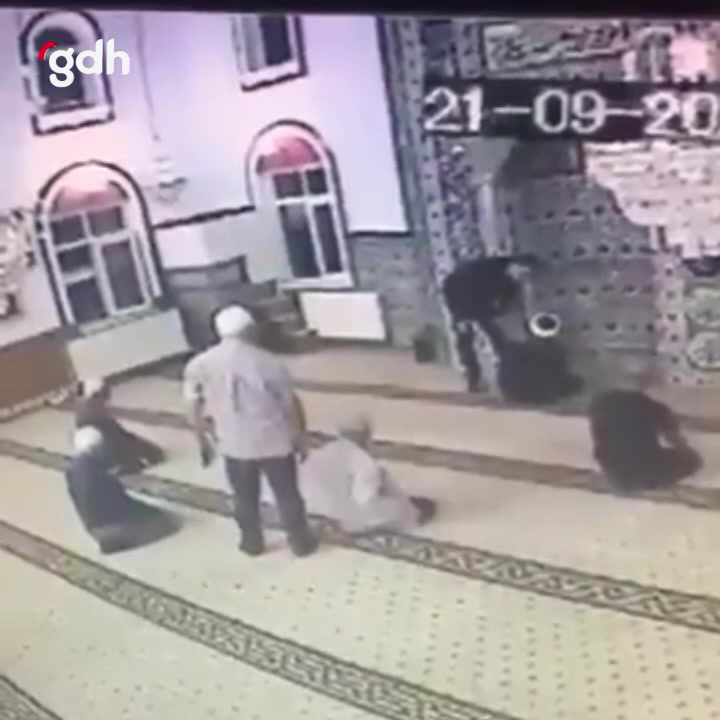 Isparta'da camiye ayakkabıyla giren kişi imama bağırdı