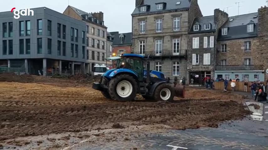 Saint-Brieuc'de çiftçiler traktörlerle kamu binalarını tarla yaptı