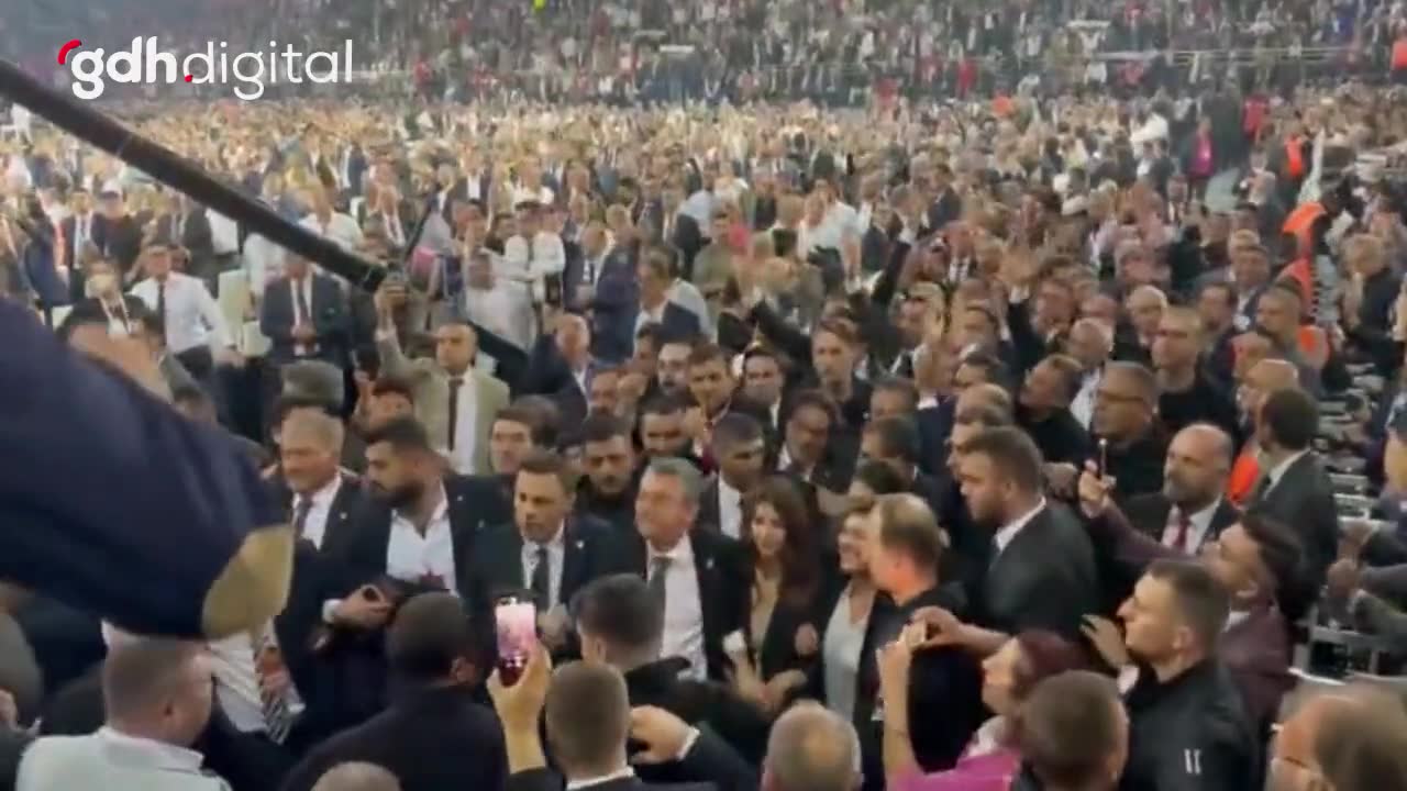 CHP Adayı Özgür Özel, kalabalık bir salona girdi