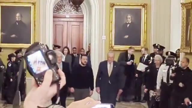 Zelenskiy, ABD Senatosu'nda McConnell ve Schumer ile buluştu