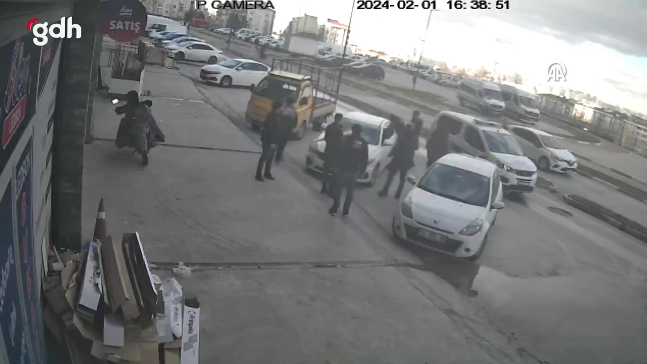 Esenyurt'ta polis kaçan şüpheliyi bekçi yakaladı