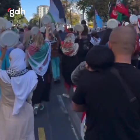 Auckland'da İsrail'in Gazze'ye açlık protestosu yürüyüşü