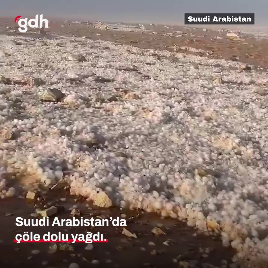 Suudi Arabistan'da çöle dolu yağdı, her yer beyaza büründü