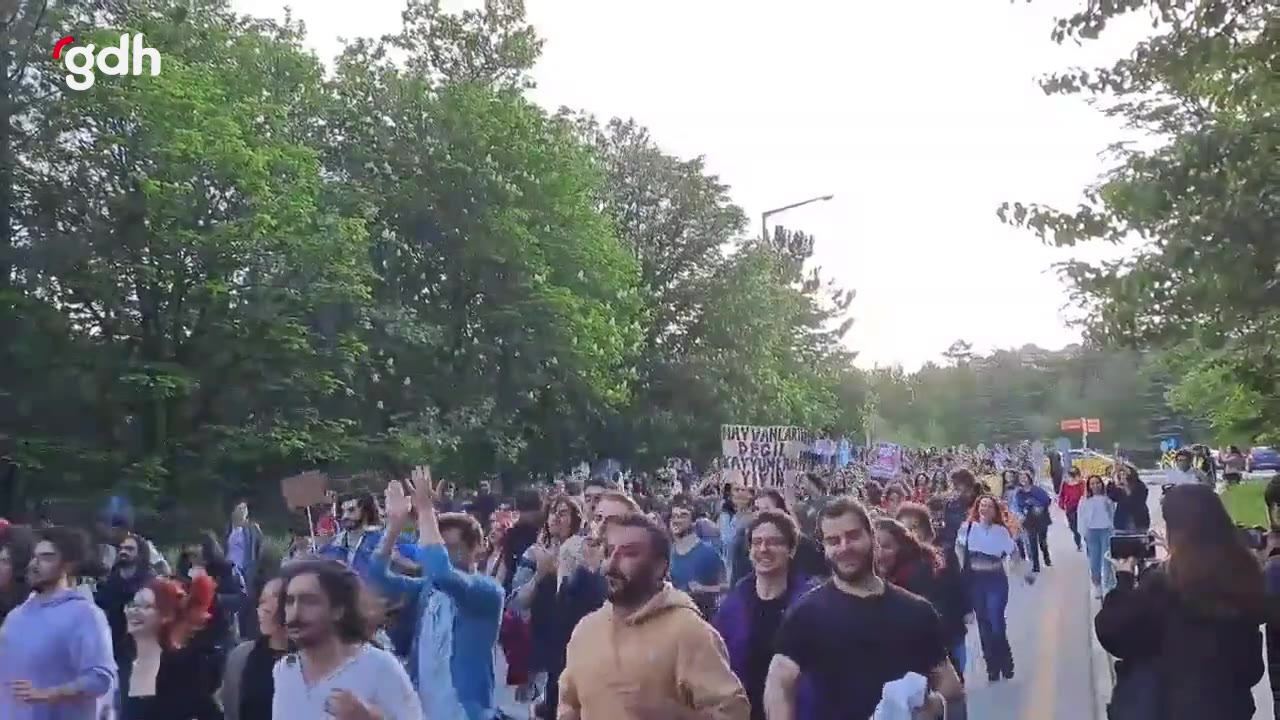 ODTÜ'de öğrenci grubu, Kılıçdaroğlu'na destek yürüyüşü yaptı