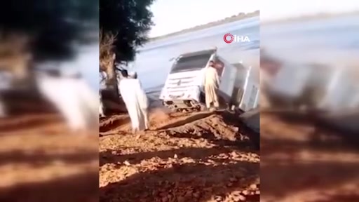 Nil Nehri'ne devrilen kamyondan son anda atlayan sürücü kurtuldu