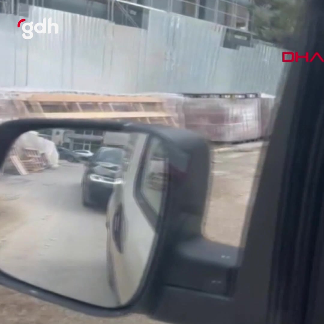 Kartal'da sürücü, kazada hakaret edip arabasını tekmeledi