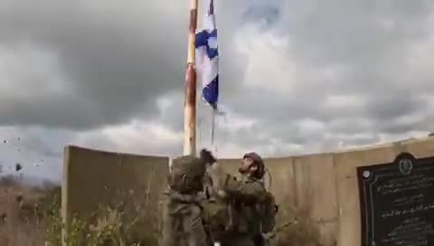 İsrail Askerleri, Lübnan'daki Anıtta Bayrak Çekti