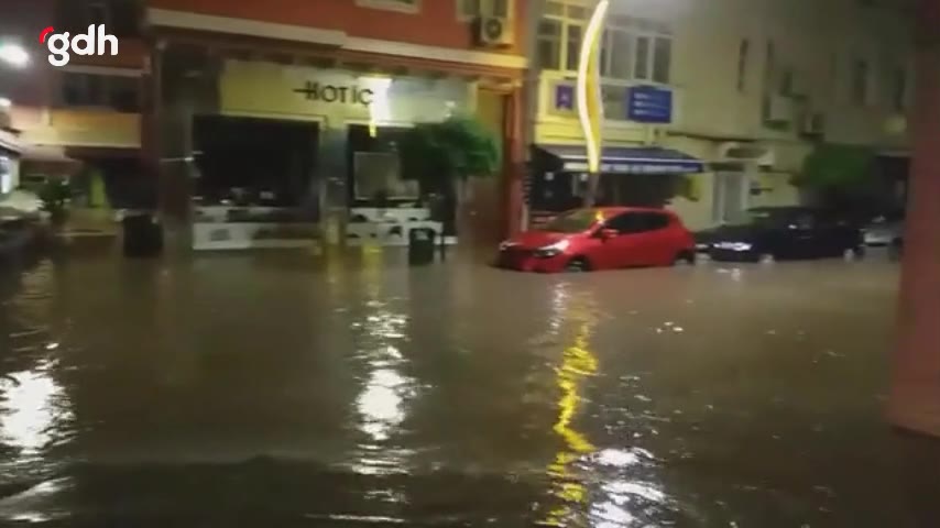 Ordu'da sel: evler su altında, sahil yolu kapandı