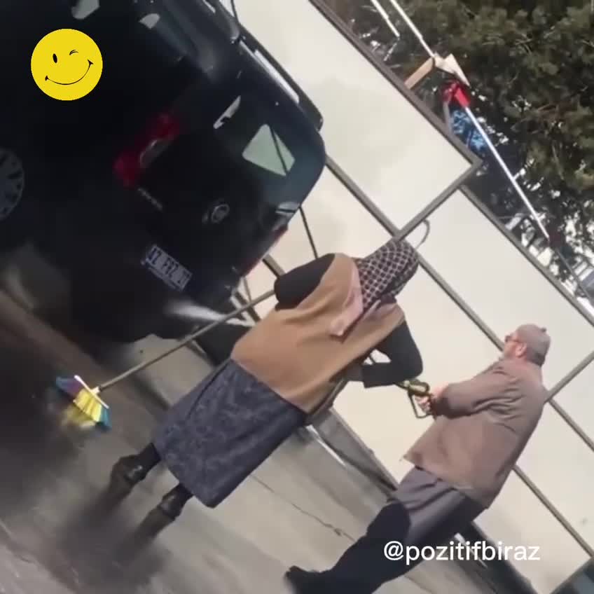 Yaşlı çiftin araba yıkama videosu sosyal medyada beğenildi