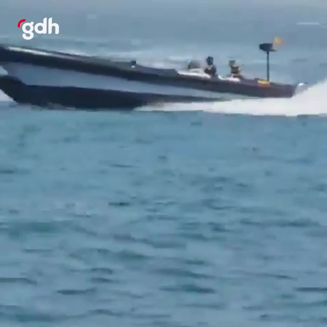 Düzensiz göçmen botuna sert müdahale anları kamerada