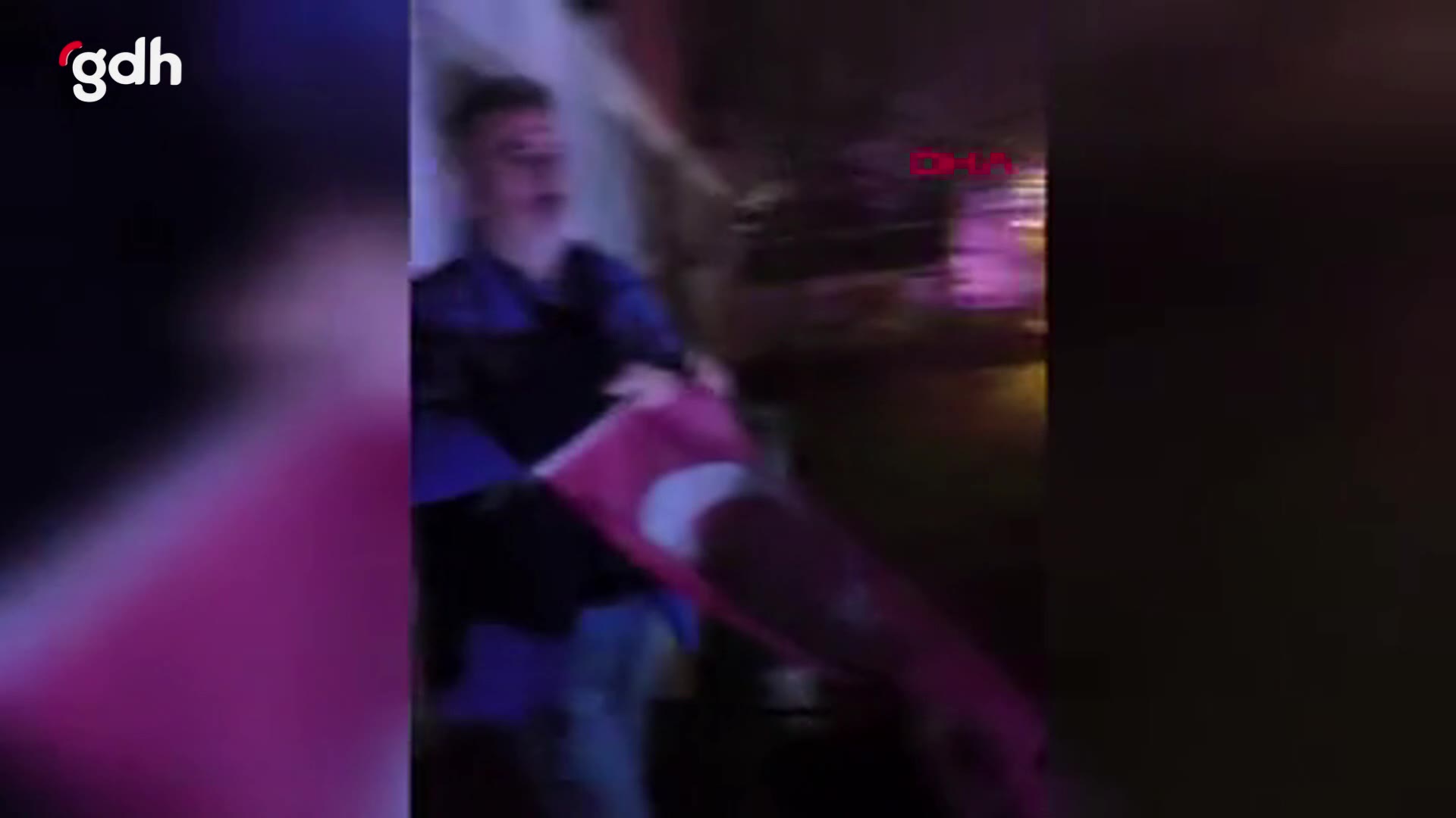 Düzce'de polis, metruk bina önünde Türk bayrağını korudu