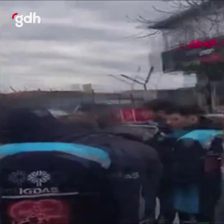 Ümraniye'de metro alanında boş bina çöktü, can kaybı yok